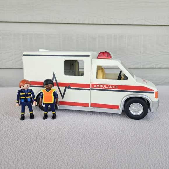 Playmobil 5952 Rescue Ambulance Lights Sound Playset Vehicle Toy - Picture 1 of 10